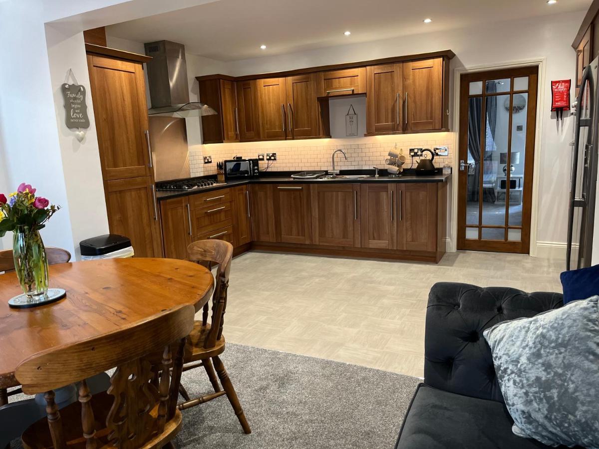 The Brook House - Spacious 3 Bed Home From Home In Burton Екстер'єр фото