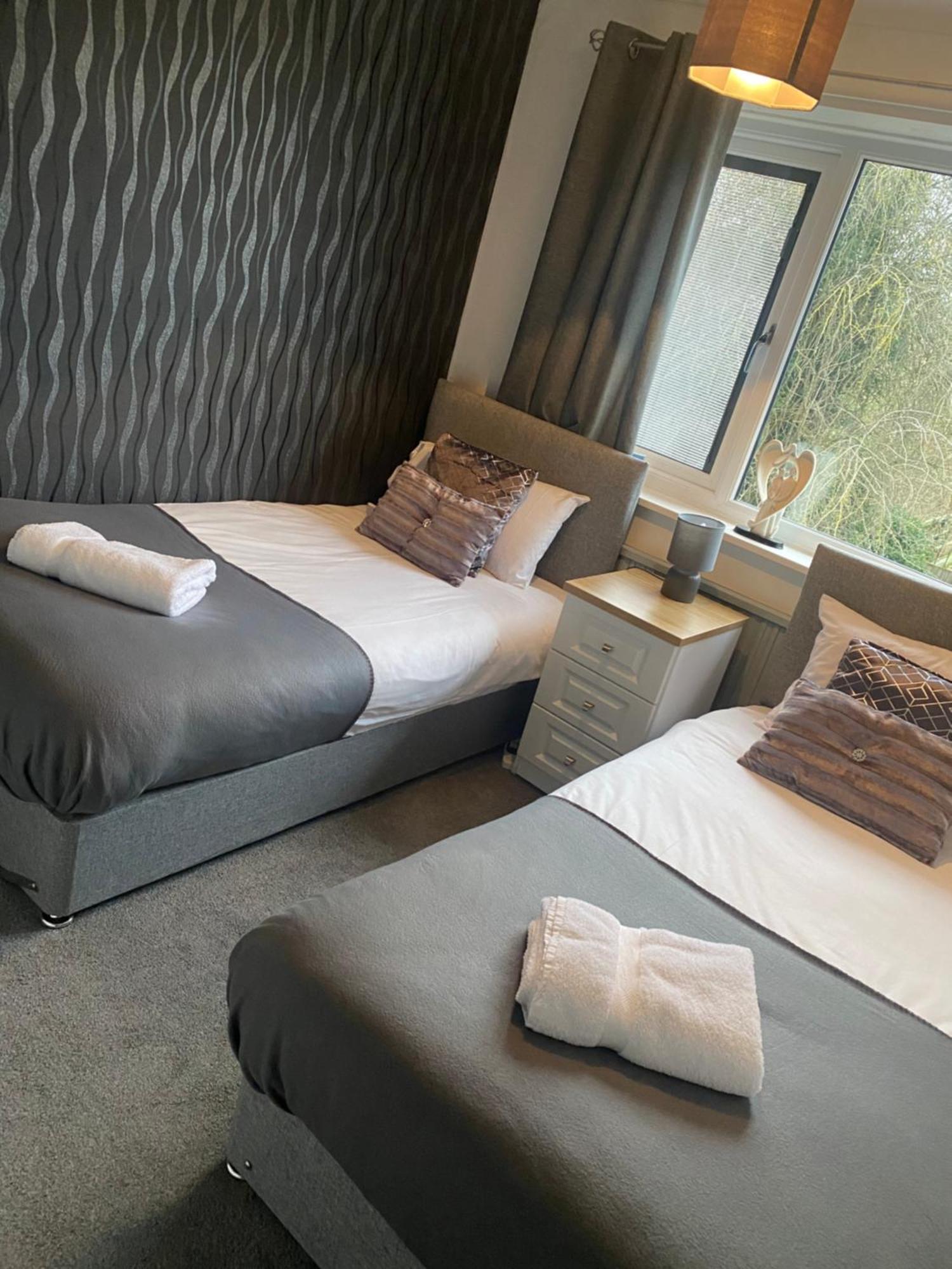 The Brook House - Spacious 3 Bed Home From Home In Burton Екстер'єр фото