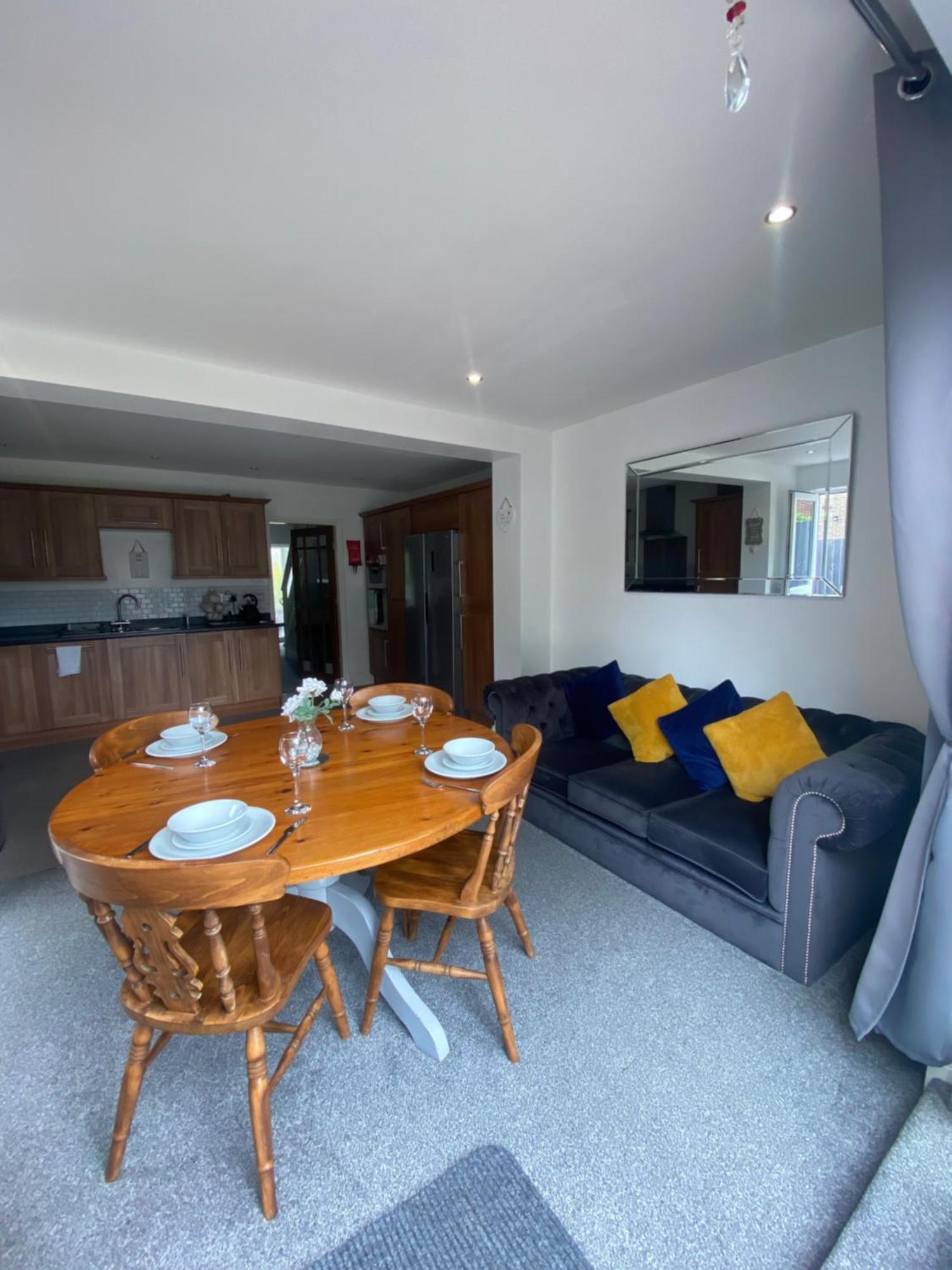 The Brook House - Spacious 3 Bed Home From Home In Burton Екстер'єр фото