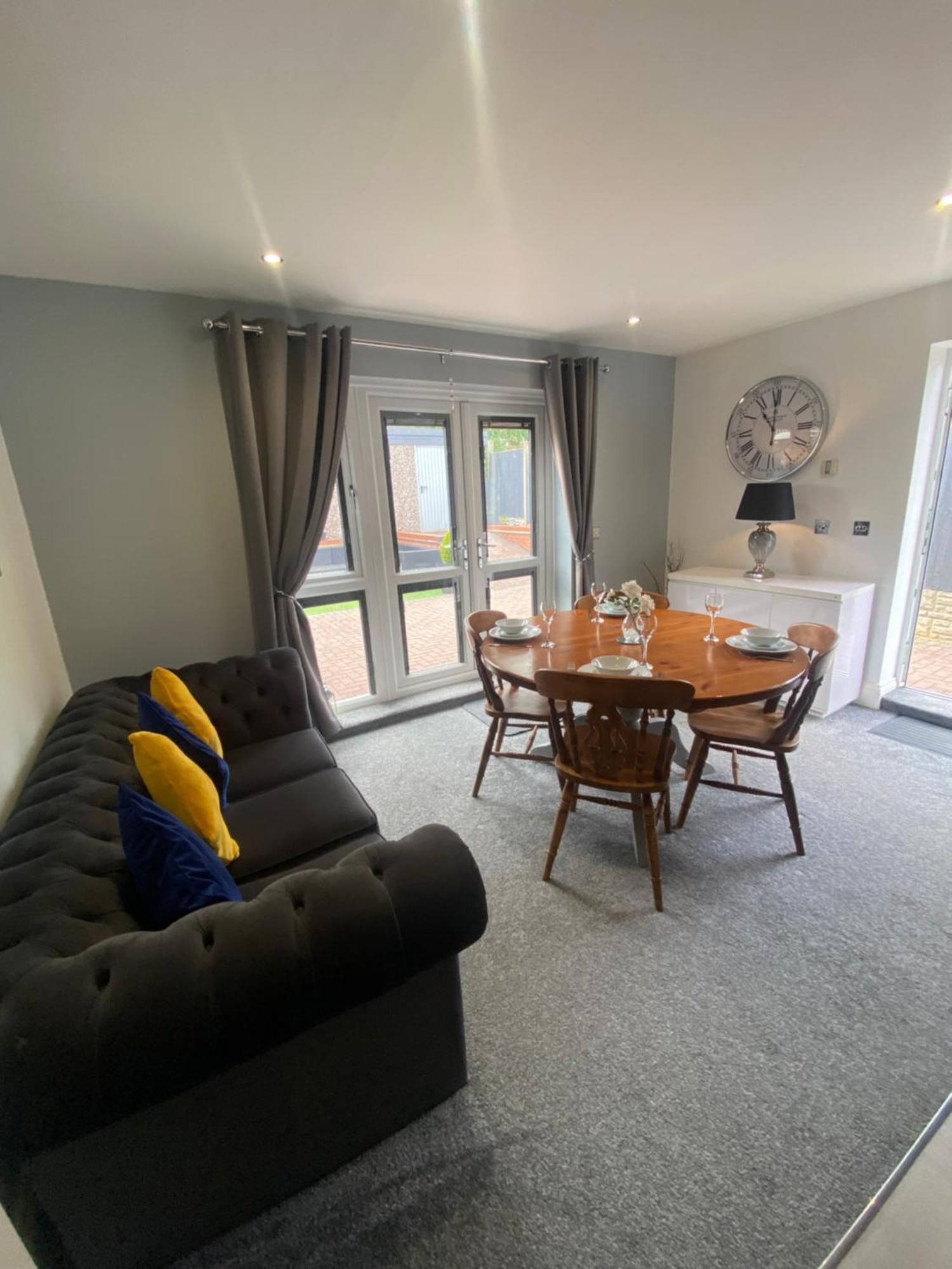 The Brook House - Spacious 3 Bed Home From Home In Burton Екстер'єр фото